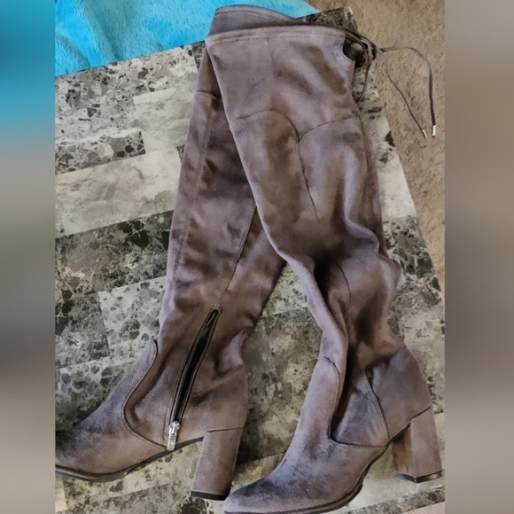 Shoes post - Picture 3 of 6